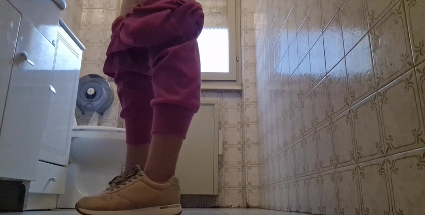 Nicoletta Embassi: Real Farts in Fancy Restaurant Bathroom 4K