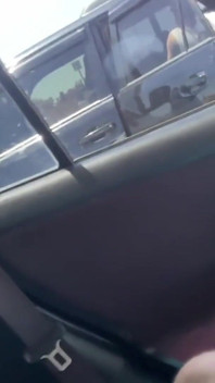 Mostrando la polla, semen en su cara en el estacionamiento después de mostrar mamada