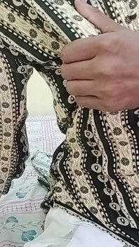 인도 원주민 마을에 사는 소녀를 집으로 데려와 가슴을 많이 누르고 따먹어