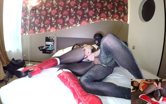 Nylon Xtreme: förstapersonsvy Sonya Durganova Wonder Woman nylon sex