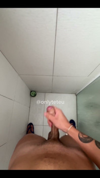 Klasyczny orgazm pod prysznicem po seksie