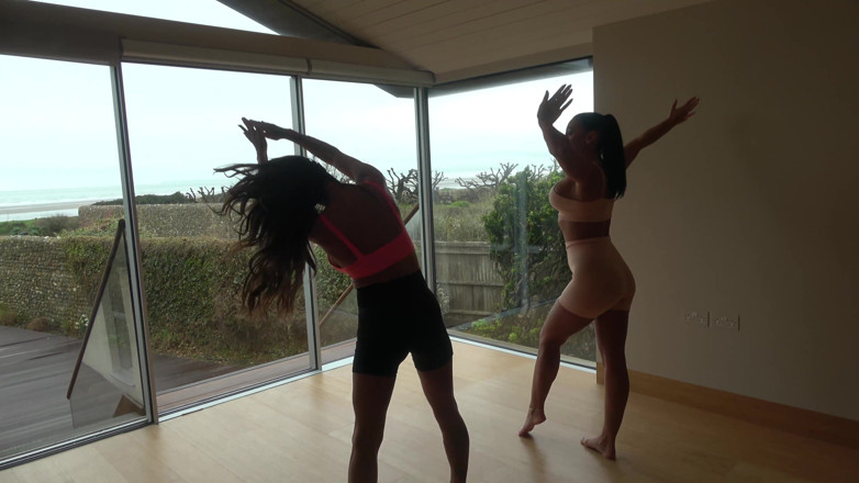 Latina Fetish: Mila ve Charlie'nin esaret yogası: bağlı sıkı ve eğitmen latin...