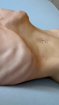 肌肉健美的瘦熟女的腹肌崇拜