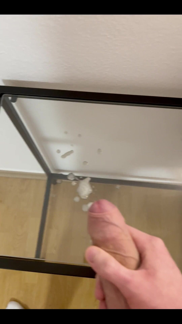 Tommy10boy: Spermă proaspătă pe o masă de sticlă
