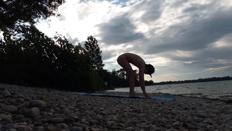 Jon Arteen: Štíhlý nudistický chlapec dělá jógu nahou na naturistické pláži. Nahé...