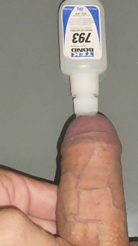 Babasının deliğinden geçen güçlü yapıştırıcı tüpü