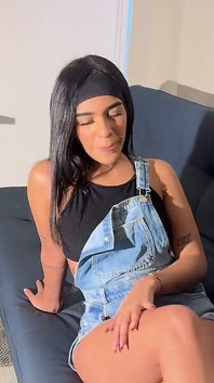 Latina de 18 anos ama pau grande branco e bebe tudo