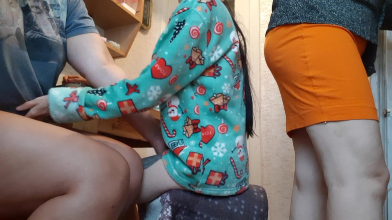 Lesbian-candys: Io e la mia ragazza ci masturbo reciprocamente in cucina...