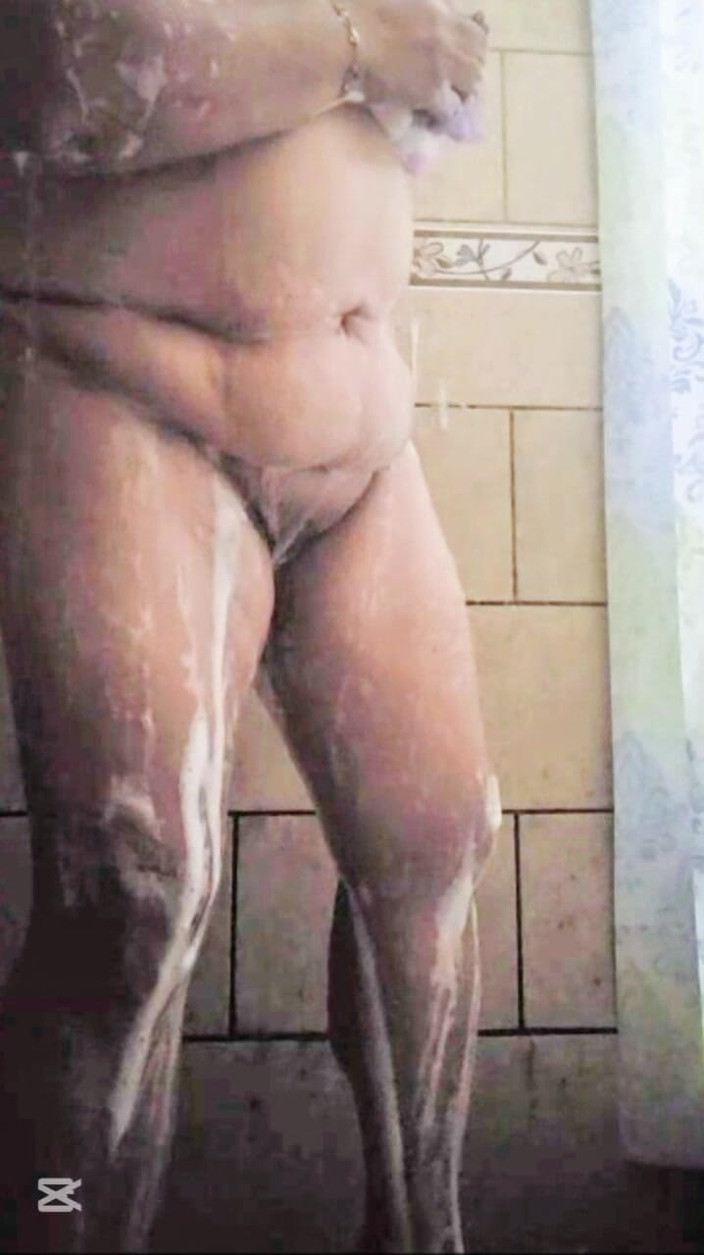 Milfta boohot: Ducha espumosa de una veterana madura