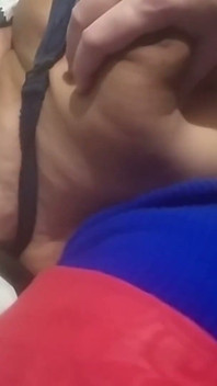 Tetona esposa sin saberlo chupa dos pollas y traga semen