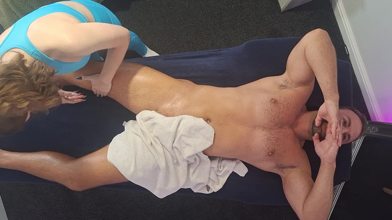 MassageRoomX: Ženské ruce pracují hluboko na jeho tělo po tělocvičně ptačí...