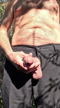 Großer unbeschnittener schwanz im wald, cruisen in nahaufnahme, masturbiert, sahniges sperma - rockardglans 217