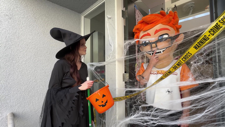PornDudeCasting: Sexy Witch Chloe Foxxe Puts a Spell on Porn Dude