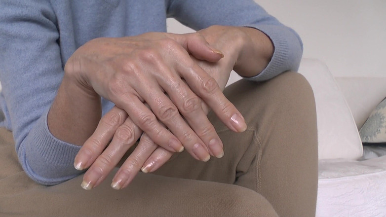 Lady Victoria Valente: Tangan dan kuku yang indah dan elegan dipersembahkan oleh Lady...