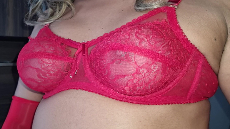 Only bras: Чувственный красный кружевной бюстгальтер, перчатки из лайкры, ласкающие мои круглые и упругие сиськи