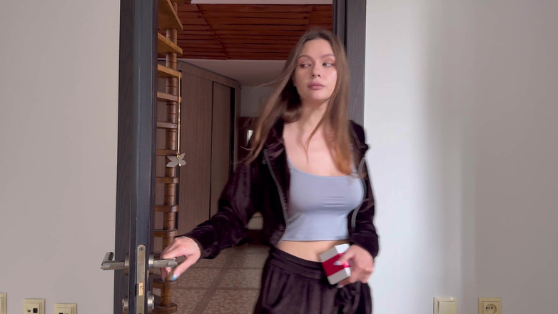 Alexa Poshspicy: 处女继妹决定尝试kuani并用完欲望