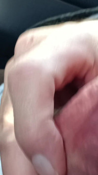 Pulă mare necenzurată în parcarea de croazieră de aproape cu spermă, prietenul urmărește și filmează