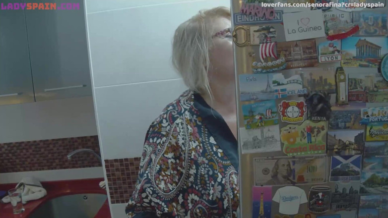 Lady Spain: Wanita semok ini memasak resep bintangnya