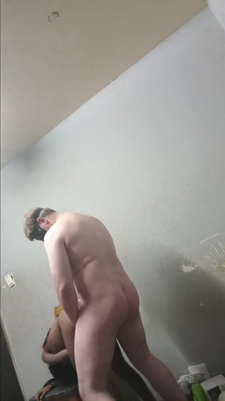 hothouse18xxx: Nevlastní táta šuká černou nevlastní dceru ve stoje, aby ji šla na kolena...