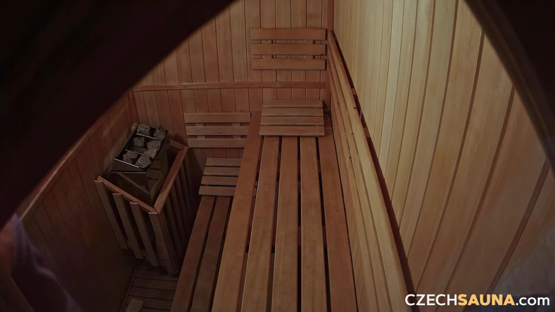 Czech Sauna: チェコサウナ37:胸の豊かなブルネットとブロンドがセクシーな対決でサウナを熱くする