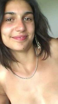 La dolce ragazza teenager vuole sapere che sapore ha il pene di uno sconosciuto.