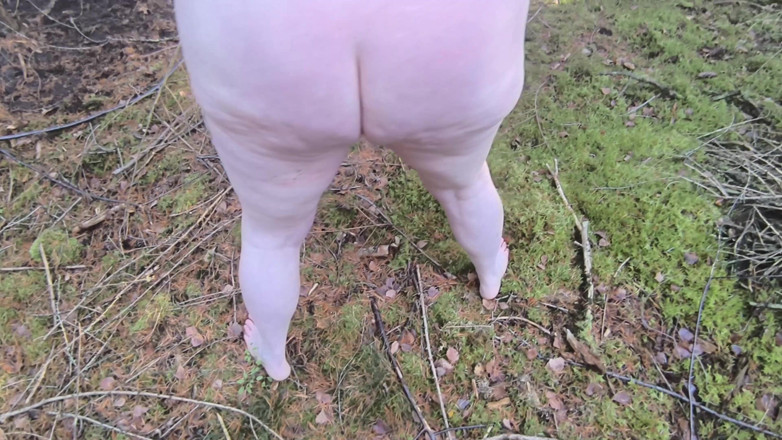 Bouncy Tits Action: Completamente nua na floresta - peitos e chicotadas na vagina