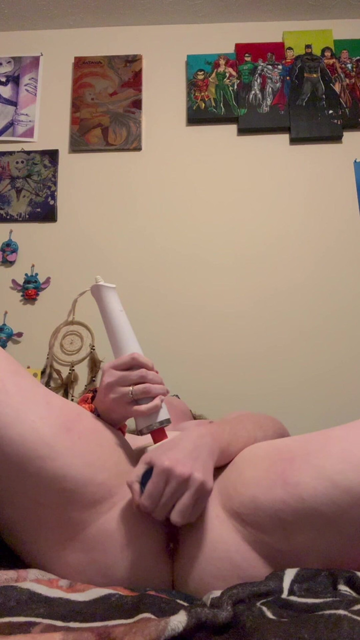 DarlingSweetheart: Amateur Ginger Beauty Masturbeert Voor Het Eerst in Bed En...