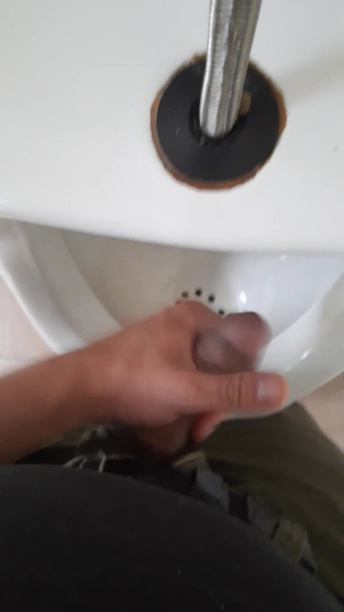 littlelatinhunter: 我在公共浴室里撸管，我射精并吞下我的精液