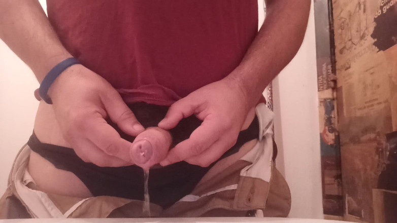 Kinky Guy: Haariger Typ pinkelt im Badezimmer