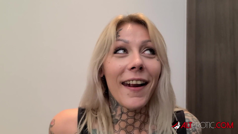 Alt Erotic: Nayomi Sharp sucks cock and swallows a load