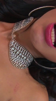 La sexy ermafrodita si masturba