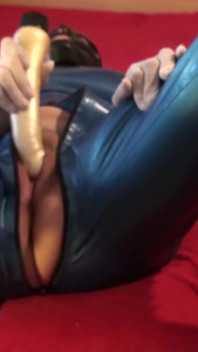 Látex Danielle en catsuit azul juega con consolador
