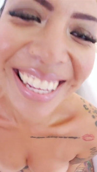Brunetka Brianna Morgana Pov kouří a polyká sperma