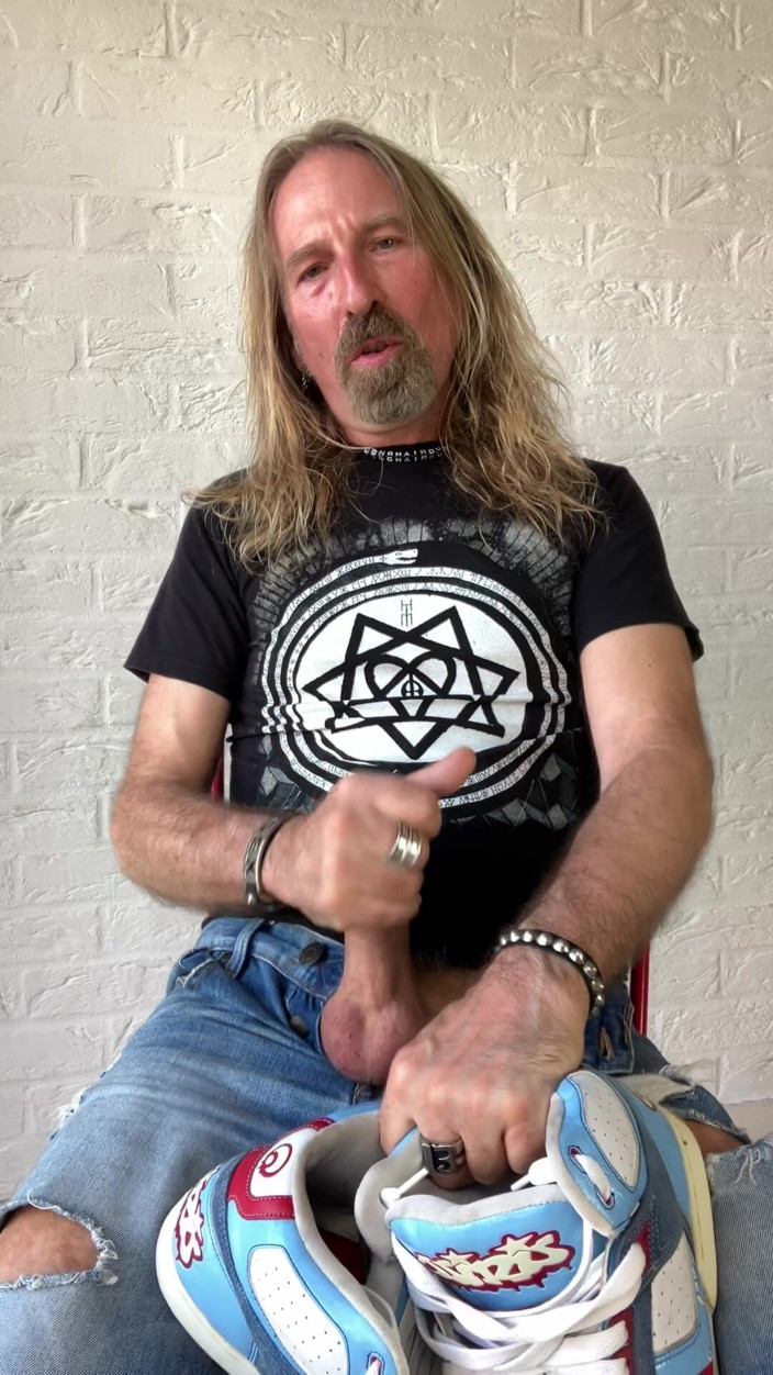 Longhairdude: Longhairdude Wanks and Cums with Osiris Trainers, Torn Jeans, Tshirt