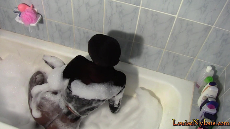 Louise Nylons: Sexy Louise, totalmente envolta em meia-calça tomando banho