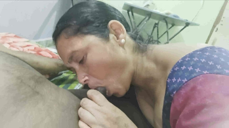 Sexy sindu: Isteri kampung yang cantik menghisap zakar blowjob