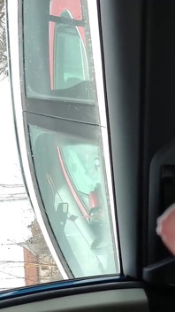 Obrovský výstřik z mého auta na rušném parkovišti