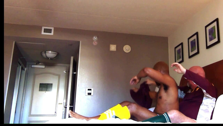 Kennie Jai: Kennie jai wird vom trainer massiert