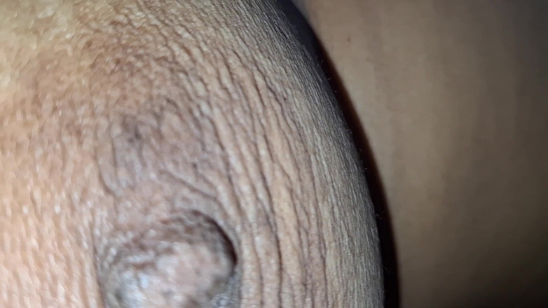 horneySonu: 젖탱이에 사정하는 Sonu 펠라