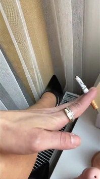 Fumando em Window Na Selfie com Katrina