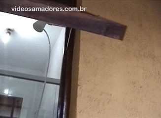 Amateurs videos: Si blonde dengan lengkung semula jadi yang cantik bermandi