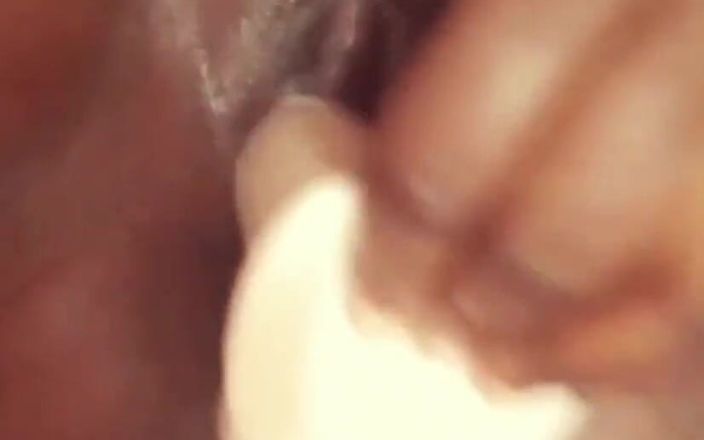 Juicy fat pussy: La masturbazione solitaria di ebano diventa virale