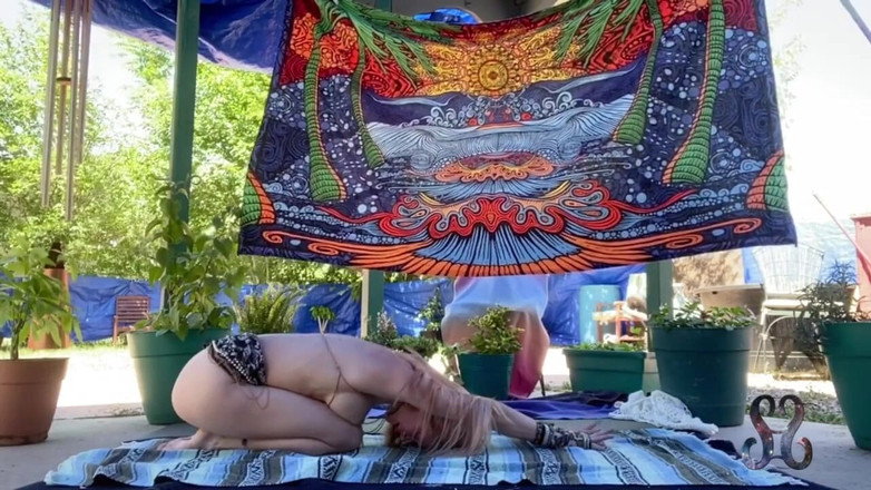 Serene Siren: Serene açık havada çıplak yoga patlayıcı fışkırtma orgazmına yol açıyor - tam...