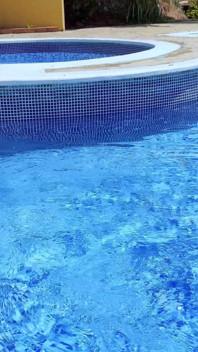 Bellattrix își seduce vecinul la piscină aproape prinsă înainte de a termina acasă