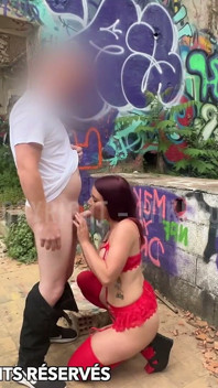 Această curvă cu fantezie de bebeluș este futută într-un loc abandonat