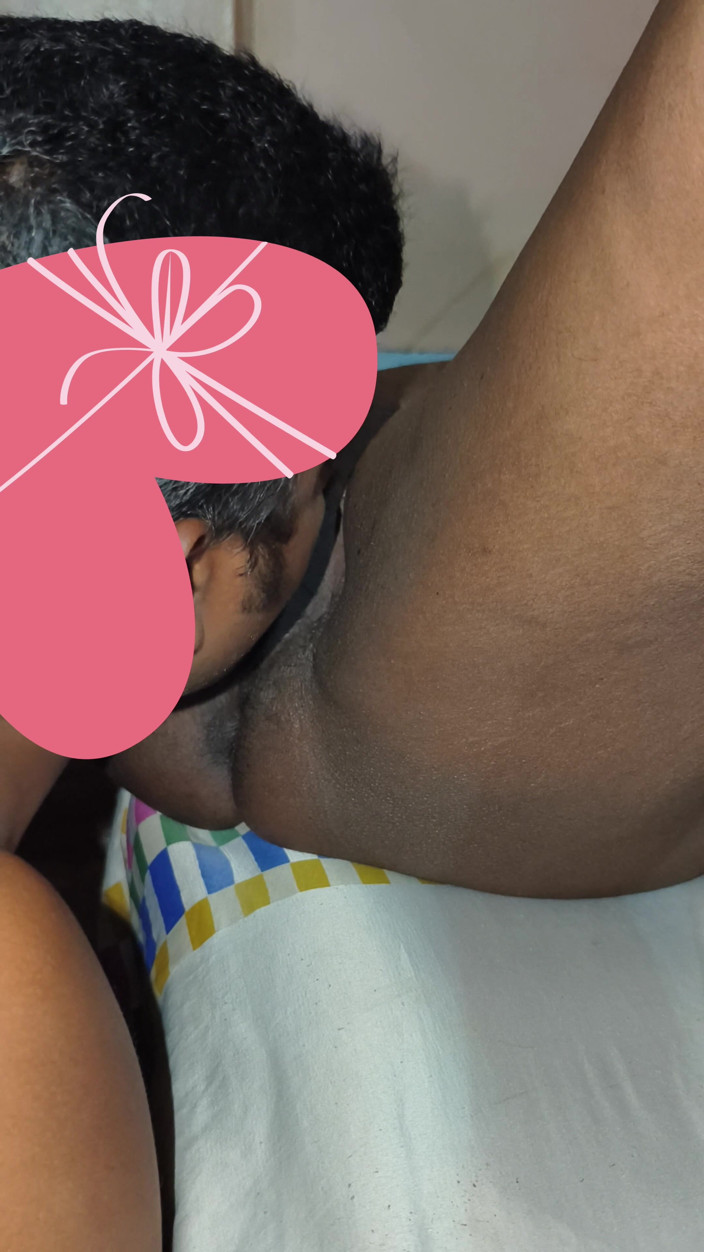 Realmallucouplevlog: Varsha disfruta lamiendo coño