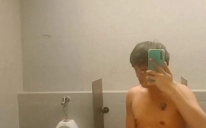 Rent A Gay Productions: 年轻的亚洲青少年家伙在公共麦克唐纳德厕所手淫
