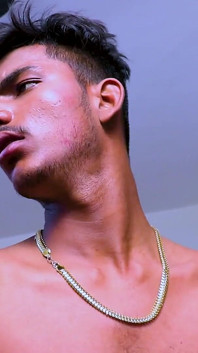 Dos jóvenes esposas sexy compartieron un marido para disfrutar toda la noche