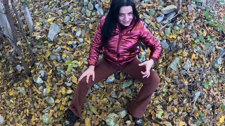 MilfyCalla: Riskabelt utomhus avsugning vid sjön Röd glänsande nedjacka fetisch 316