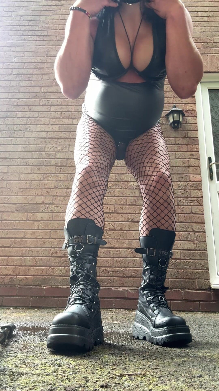 Kellycd2022: La sexy travestita kellycd2022 emo style in calze e stivali...
